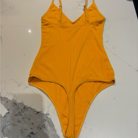 Aritzia Talula yellow ribbed body suit - Picture 3 of 5